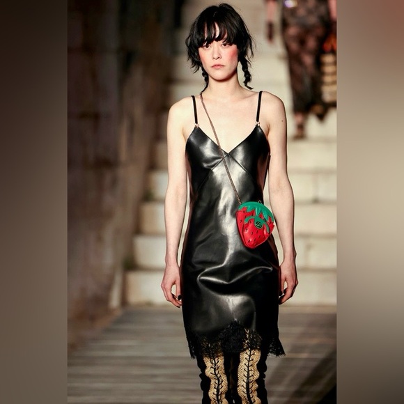 GUCCI Red Strawberry Crossbody Bag 719725 Gold Chain Fruit Pochette Mini Purse - Picture 5 of 16